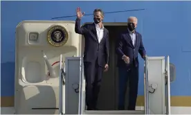  ?? Photograph: Rich Pedroncell­i/AP ?? Gavin Newsom and Joe Biden on Monday. The pair joined a briefing on wildfires before an evening rally.