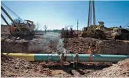  ?? DANIEL ACKER / BLOOMBERG ?? Welders work on a joint during constructi­on of the
Gulf Coast Project pipeline in Prague, Okla.