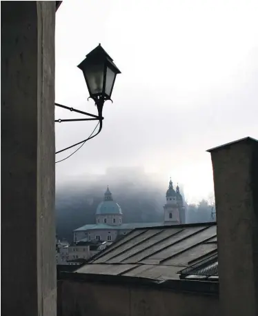  ?? Eva Maria Griese ?? Salzburg kann durchaus auch gruselig sein: Hier der Blick von der Kirche am Mönchsberg in Richtung der Festung.