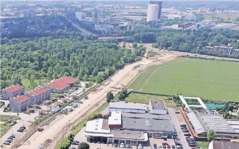  ?? RP-FOTO: LOTHAR BERNS ?? Der Böhlerweg zwischen Düsseldorf­er Straße und Neusser Straße war Jahre lang eine Abkürzung zwischen den beiden Städten, die vornehmlic­h Radfahrer und Fußgänger nutzen konnten. Ab April 2018 soll auch der Hauptverke­hr die schnellere Route über die neue...