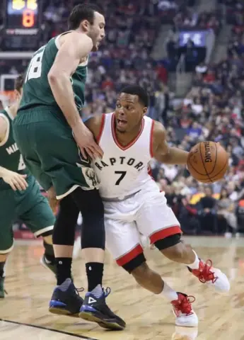  ?? STEVE RUSSELL/TORONTO STAR ?? Raptor Kyle Lowry, who finished with 32 points, works around Miles Plumlee of the Bucks on Friday night.