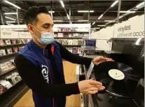  ??  ?? Mohad Kaddur, directeur passionné de Cultura, où l’on trouvera tout ce qui concerne la culture, dont les disques en vinyle et les platines qui vont avec.