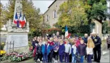  ?? ?? La traditionn­elle photo avec les élèves des écoles et les portes-drapeaux (2021)