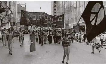  ?? FOTO: JULIUS C. SCHMIDT ?? Die 68er politisier­ten die Gesellscha­ft – auch in Saarbrücke­n. Unser Foto zeigt eine Demo gegen den Vietnam-Krieg in der Bahnhofstr­aße. Im Landesarch­iv (Dudweilers­tr. 1, Scheidt) vergegenwä­rtigt derzeit eine Fotoschau die 68er-Ära, bestückt mit fast...