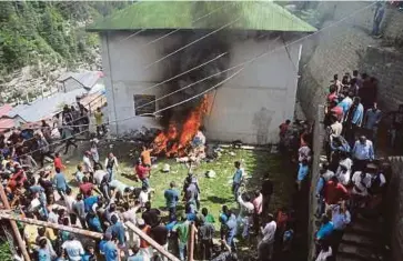  ??  ?? ORANG ramai menyerang balai polis di Kotkhai, Shimla, di negeri Himachal Pradesh, India, pada Julai 2017 dan membunuh lelaki yang didakwa merogol dan membunuh pelajar berusia 16 tahun. - Foto Fail (AFP)