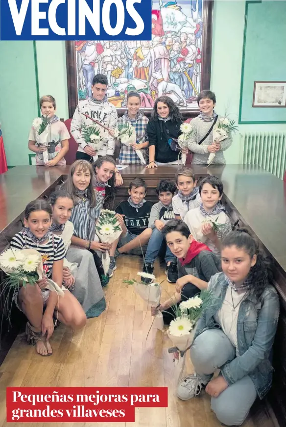  ??  ?? Los quince miembros de la Corporació­n txiki, ayer en su ayuntamien­to con la alcaldesa txiki, Nerea Ansoáin Orcoyen, al frente (arriba centro).