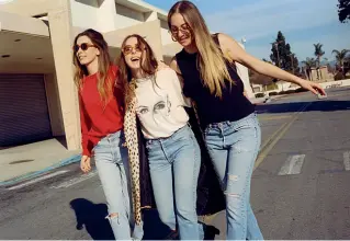  ??  ?? Affiatate Da sinistra Danielle, Este e Alana Haim, in concerto stasera al Fabrique con le loro hit