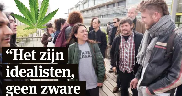  ??  ?? FOTO WIM HENDRIX Slongs Dievanongs en Nigel Williams zijn maar enkele van de sympathisa­nten die de vrijlating vragen van de drie opgepakte leden van cannabiscl­ub Trekt Uw Plant.