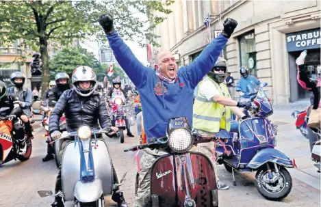  ??  ?? Paul Hodgson, padrastro de Olivia Campbell, una de las jóvenes que falleció en el atentado del lunes en Manchester, realizó una “rodada” en homenaje a todas las víctimas de la explosión de una bomba detonada por Salman Abedi, quien también murió.