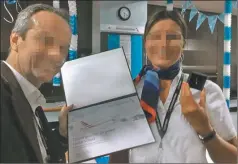  ?? ?? DIPLOMA. Laura fue reconocida al cumplir 25 años de vuelo.