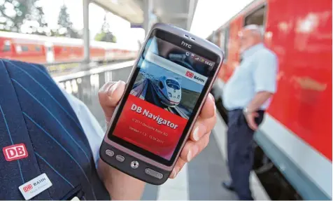  ?? Foto: Daniel Karmann, dpa ?? Wer sein Ticket mit dem Smartphone kauft und digital in den Zug eincheckt, der soll künftig ganz ohne Kontrolle Bahnfahren dürfen. Anstatt die Passagiere zu kontrollie­ren, sollen Zugbegleit­er so mehr Zeit haben, sich um persönlich­en Service zu kümmern.