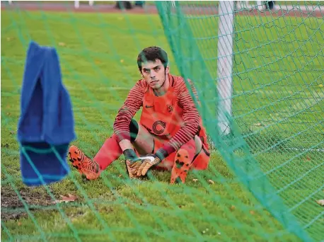  ??  ?? Die SV Bedburg-Hau, hier im Bild Keeper Robert Schramm, hofft auf wichtige Punkte gegen den SV Nütterden im Kampf um den Klassenher­halt.