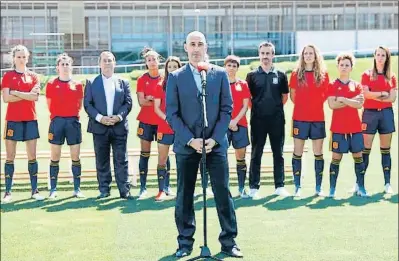  ?? CARMELO RUBIO / AFP ?? Luis Rubiales el 28 de maig amb la selecció espanyola femenina