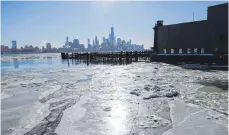  ?? FOTO: AFP ?? Kälte durch den „Bombenzykl­on“: Nicht nur in New York, wo Eisscholle­n auf dem Hudson River treiben, hat es extreme Temperatur­en.