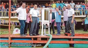  ??  ?? GIMIK perasmian pelepasan benih udang galah.