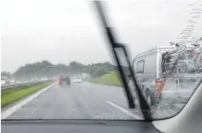  ?? FOTO: DPA ?? Ein nachrüstba­rer Regensenso­r sorgt dafür, dass bei einer bestimmten Wassermeng­e auf der Frontschei­be automatisc­h die Wischer in Betrieb gehen.