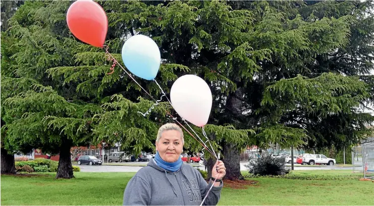  ?? STEPH RANGI/FAIRFAX NZ ?? Tracey Livingston outside the tree where the memorial for Moko and other young children who lost their lives, will be put.