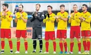 ??  ?? Partick Thistle players pay tribute to Mr Weir
