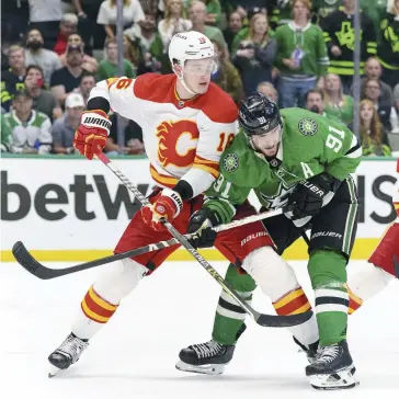  ?? PHOTO USA TODAY SPORTS ?? Nikita Zadorov, des Flames de Calgary, a ralenti Tyler Seguin, des Stars de Dallas, sur ce jeu lors du sixième match de la série, présenté au Texas.