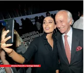  ??  ?? Johanna Francella y Santiago Soldati. Momento de encuentros y brindis. Al finalizar la emisión, Jorge Fontevecch­ia y su hijo, Agustino, celebraron con Martín Kweller y su familia. Durante la noche hubo cálidos encuentros.