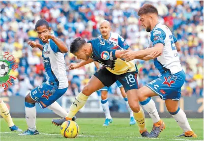  ??  ?? Bruno Valdez (18) intenta controlar el balón entre Brayan Angulo y Lucas Cavallini