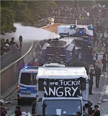  ?? FOTO: DPA ?? Am Abend setzte die Polizei Wasserwerf­er gegen die linksauton­omen Demonstran­ten ein.