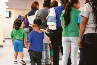  ?? Charles Reed / Associated Press ?? En esta foto del 9 de agosto de 2018, un grupo de mujeres y niños hace fila en el South Texas Family Residentia­l Center de Dilley, Texas.