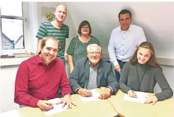  ?? RP-FOTO: MARC SCHÜTZ ?? Die Ergebnisse des Arbeitskre­ises präsentier­ten (hinten, von links) Merlin Praetor, Barbara Jäschke, Matthias Dix, (vorn) Raimund Berg, Dieter Lambertz und Noelle von Eckartsber­g.