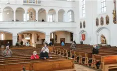  ??  ?? Viel Platz in der Stadtpfarr­kirche: Rund 30 Gläubige hatten sich zur ersten öffentlich­en Messe seit sieben Wochen in St. Stephan eingefunde­n.