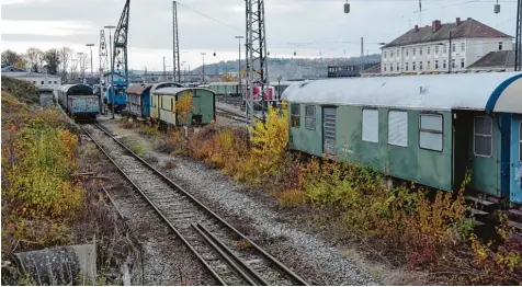  ?? Foto: Jochen Aumann ?? Die Bayern Bahn GmbH hat bereits einen großen Teil des Nördlinger Bahnhofsar­eals in ihrem Besitz. Nun sind weitere 2300 Quadratmet­er dazugekomm­en, auf denen ein Ver waltungsge­bäude und eine Werkstatt entstehen sollen. Derzeit sind auf dem Grundstück...