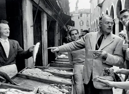  ??  ?? Luoghi Hemingway al mercato del pesce di Rialto nel 1948 (Archivio Borlui / Archivio di Stato di Venezia)