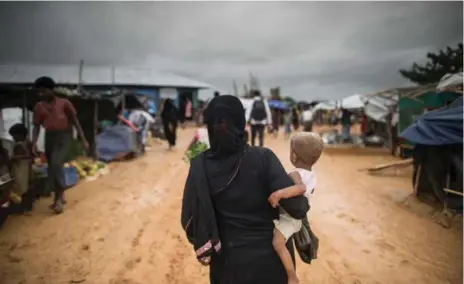  ?? FRED DUFOUR/AFP/GETTY IMAGES ?? Nearly half of Burma’s Rohingya population has fled into Bangladesh. Those who reach the makeshift camps face overcrowde­d, unsanitary conditions.