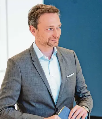  ?? Foto: Bernd von Jutrczenka, dpa ?? „Es gibt keine klare Richtungse­ntscheidun­g“: FDP Chef Christian Lindner kritisiert die „Methode Merkel“, die sich im Koalitions vertrag widerspieg­ele.