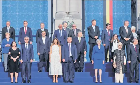  ??  ?? Los líderes de los países miembros de la OTAN, y sus parejas, se preparan para la foto de la cumbre que arrancó ayer en Bruselas y concluye hoy.