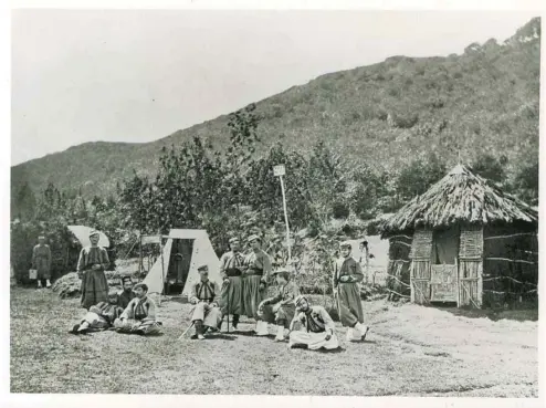  ?? COLLECTION RENÉ HARDY ?? Le mot «zouave» vient de ce que l’habit coloré de ces soldats est inspiré des unités françaises d’infanterie légère en Afrique. Le nom de ce corps était lui-même emprunté à l’arabe maghrébin «Zwāwa» qui désigne une confédérat­ion de tribus kabyles, en...