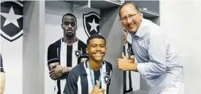  ?? | Foto Archivo Particular ?? John Textor con un jugador de la cantera del Botafogo.
