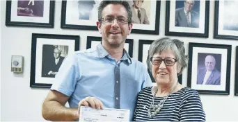  ??  ?? Anita Savoie Robichaud, maire de Shippagan, a présenté un chèque de 25 000$ au Dr Gilbert Blanchard. - Acadie Nouvelle: David Caron