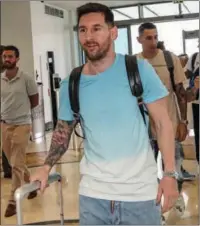  ?? ?? Argentinia­n forward Lionel Messi on his arrival in Abu Dhabi along with Angel Di Maria and Parabes on Monday.