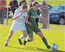  ?? FOTO: PETER HERLE ?? Der SV Alberweile­r (rechts Lena Bucher) bekommt es am Sonntag im Heimspiel mit dem TSV Jahn Calden zu tun.