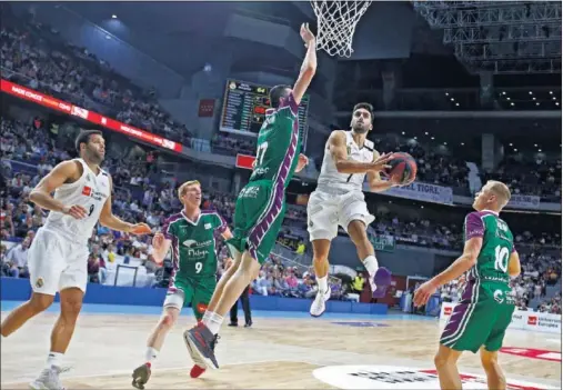  ??  ?? CAMPAZZO, CLAVE AL FINAL. El base argentino defendió, firmó un 2+1 vital y dio la asistencia para el triple de Llull que sentenció el duelo.