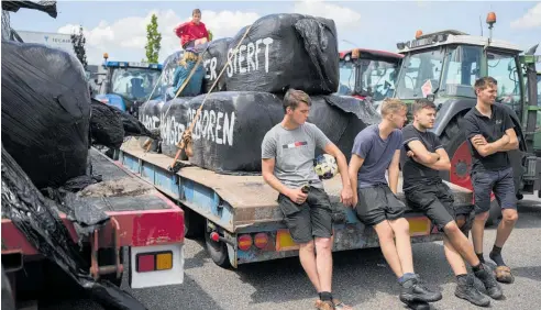  ?? Photo / AP ?? Protesting Dutch farmers form a blockade outside a distributi­on centre for supermarke­t chain Aldi in the town of Drachten.