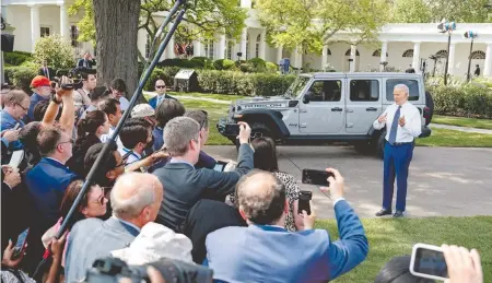  ??  ?? Joe Biden presentó su plan verde en los jardines de la Casa Blanca