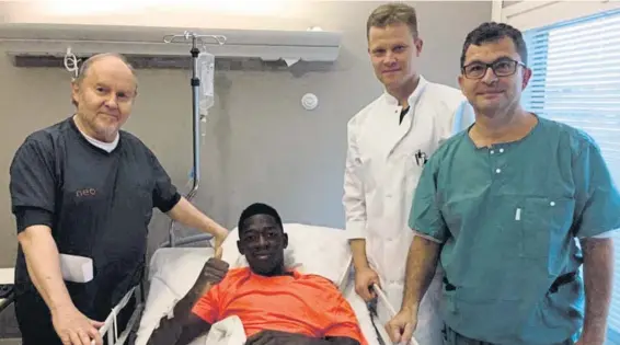  ?? FOTO: INSTAGRAM ?? El doctor Sakari Orava, a la izquierda de Ousmane Dembélé junto con su ayudante Lasse Lampainen y el doctor del FC Barcelona Ricard Pruna tras la operación del 19 de septiembre