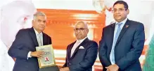  ?? PIC BY NISAL BADUGE ?? Prime Minister Ranil Wickremesi­nghe receives the most admired leader for national contributi­on from Chairman Indian Chamber of Commerce Jawahar Vadivelu at Sri Lanka’s most admiredcom­panies awards 2018 organized by CIMA Sri Lanka and the Internatio­nal Chamber of Commerce Sri Lanka held at the Shangri-la Hotel last evening. Chairman of Internatio­nal Chamber of Commerce Sri Lanka Dinesh Weerakkody is also present.