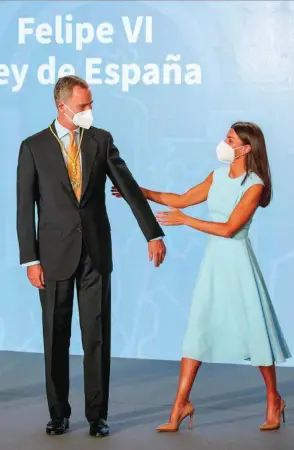  ?? EFE ?? La reina Letizia felicita a Felipe VI tras recibir la Medalla de Honor de Andalucía