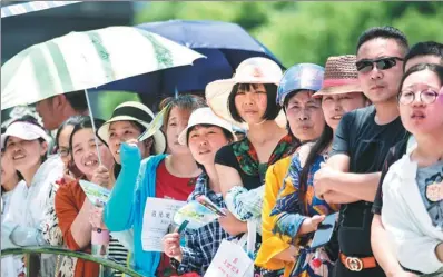  ?? XU JINBAI / FOR CHINA DAILY ?? Parents and family members await students outside the entrance to an examinatio­n site in Haian, Jiangsu province, during the annual national college entrance exams on Thursday. It was the first of two days of testing across the country.