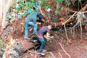  ??  ?? Alerta. Protección Civil decretó alerta amarilla en 40 municipios por las lluvias de los últimos días. Ayer una camioneta fue arrastrada a una quebrada en San Miguel.