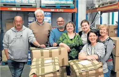  ?? A. A. ?? Miembros de la Asociación de Asistencia a la Infancia, preparando los paquetes de alimentos y ropa.