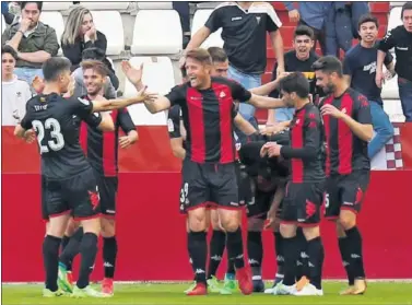  ??  ?? FELICIDAD. Los futbolista­s del Reus celebran un tanto esta temporada.