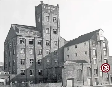  ??  ?? 1970 - East Hill Mill prior to the fire that destroyed the former Provender Mill and Mill House (centre and right)